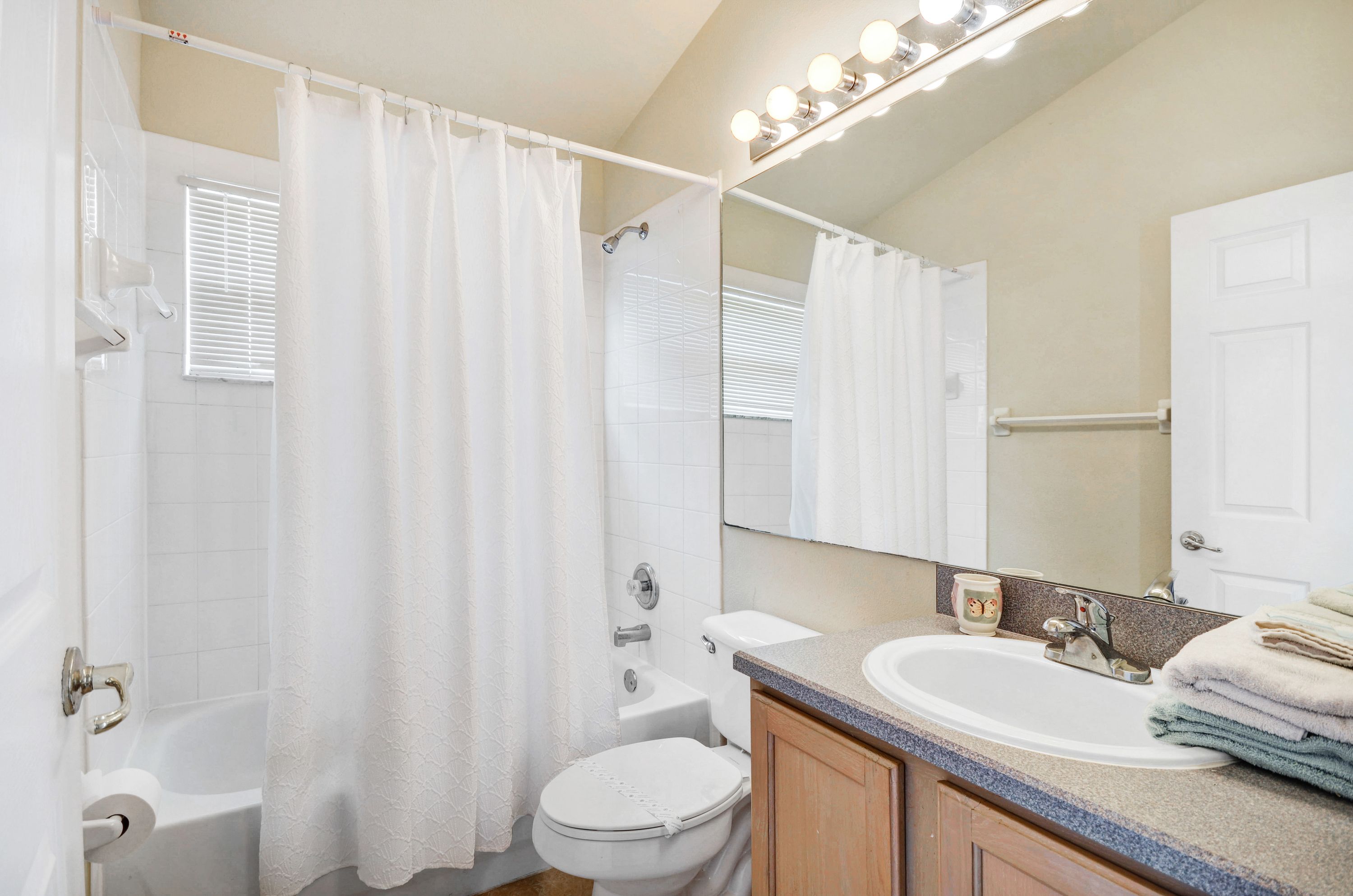 Lesley's Family Pool Retreat • 14min to Disney • Jetted Shower • Soak Tub • Game Room