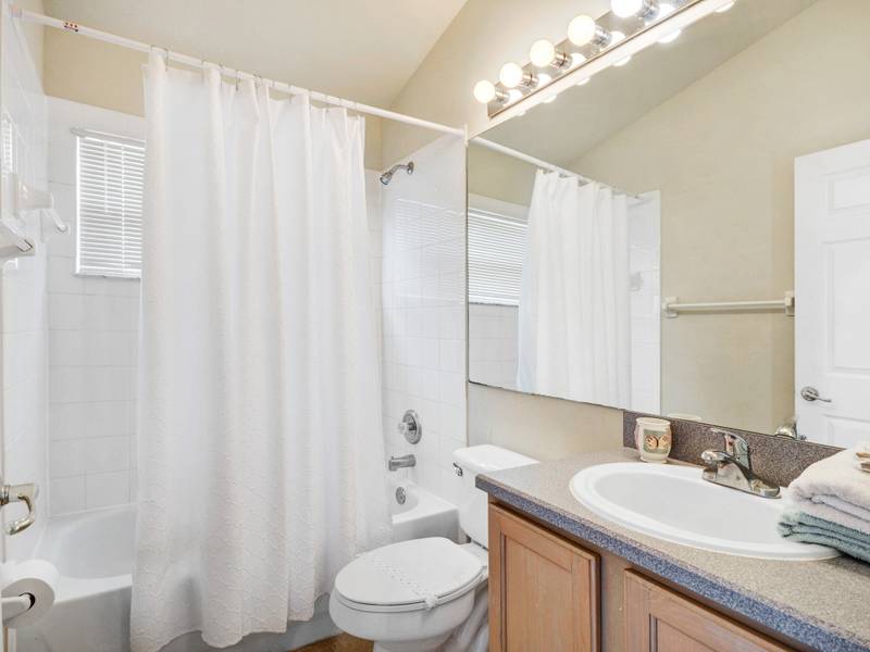 Lesley's Family Pool Retreat • 14min to Disney • Jetted Shower • Soak Tub • Game Room